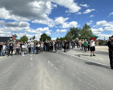 Стотина протестиращи с искане за референдум блокираха Подбалканския път