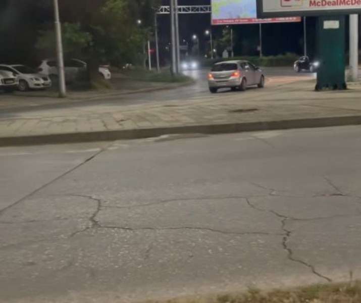 Абсурдно! Кола се намърда в насрещното на оживен булевард в Кършияка ВИДЕО