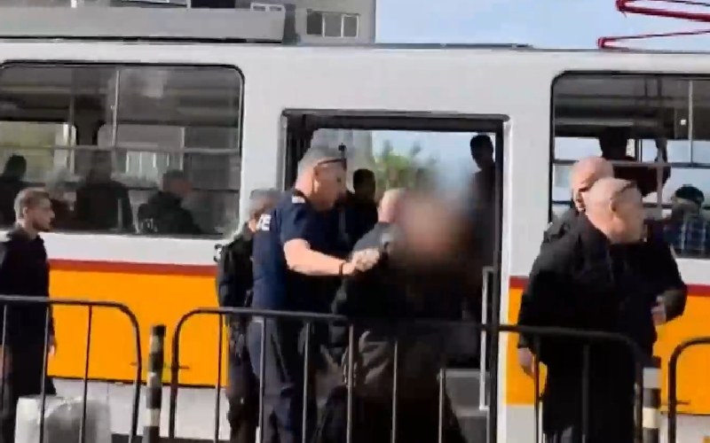 Крясъци, удари и кръв в София: Локали нападнаха ученици посред бял ден в трамвай