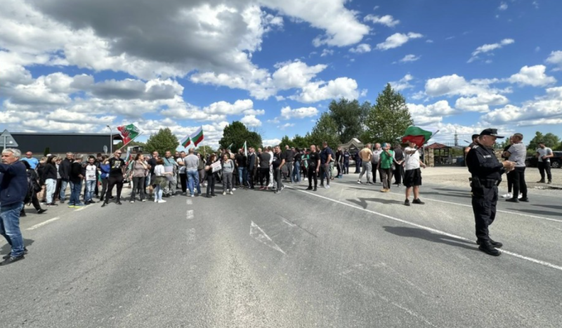 Стотина протестиращи с искане за референдум блокираха Подбалканския път