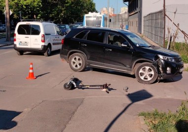 Тротинеткаджия се заби с висока скорост в кола в Русе