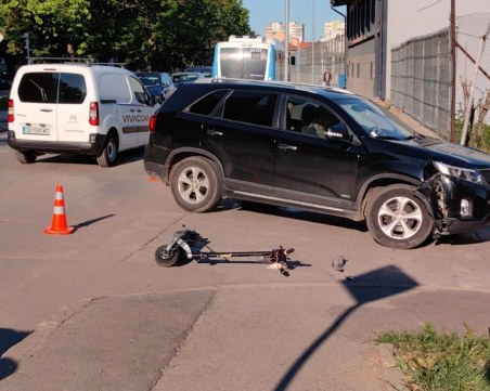 Тротинеткаджия се заби с висока скорост в кола в Русе