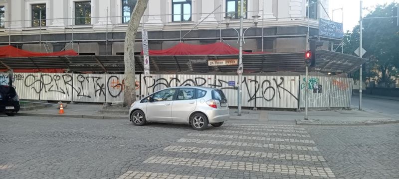 Аварийки вместо извинение – Хонда паркира на зебра пред училище в Пловдив