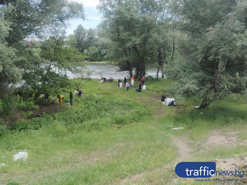 Служители на пловдивска банка взеха в ръце ръкавици и чували и почистиха част от Марица
