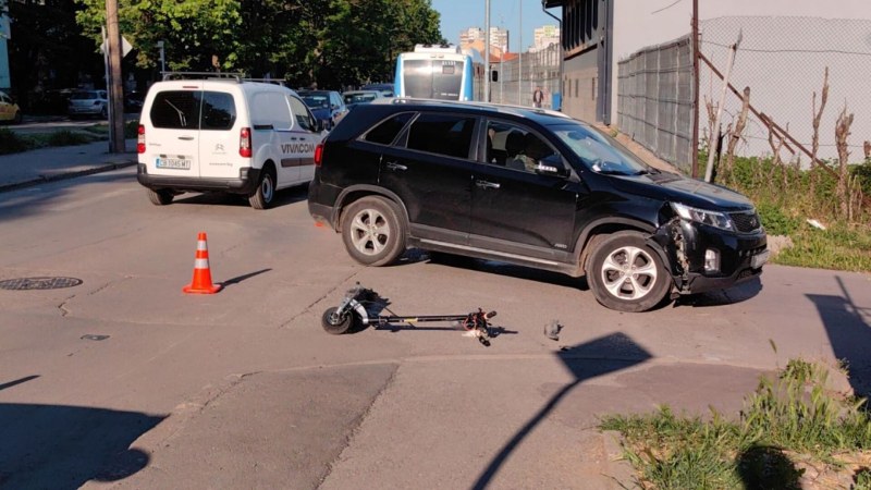 Тротинеткаджия се заби с висока скорост в кола в Русе