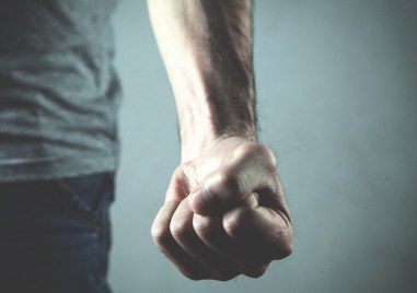 Мъж е със счупена челюст след побой в София, обвинени са двама непълнолетни