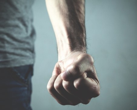 Мъж е със счупена челюст след побой в София, обвинени са двама непълнолетни