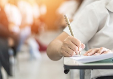 Над 50 000 дванайсетокласници в цялата страна полагат държавен зрелостен