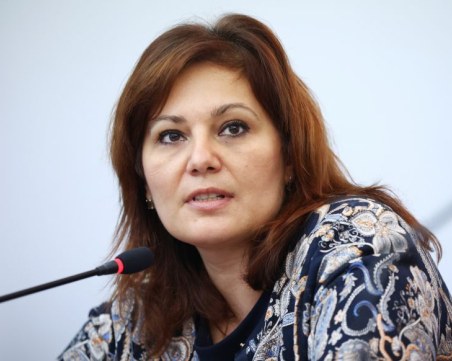 Бившата здравна министърка Асена Сербезова осъди прокуратурата за 50 хил. лв.