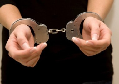 Арестуваха жена, хвърляла яйца по административна сграда в Пловдив