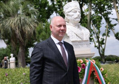 Росен Желязков поднесе венец на паметника на Капитан Петко войвода в Рим