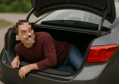 Тийнейджъри с опасно забавление: Возят се в багажника на дрифтещ автомобил