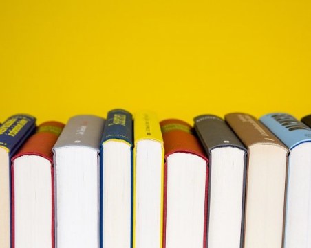 Американски вестници препоръчаха 15 летни четива, но само пет книги бяха истински