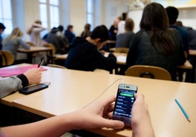 МОН предлага да се забранят телефоните в час