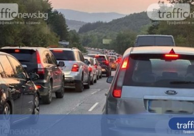 Засилен трафик по основните пътища заради почивните дни, 50 км. от АМ Тракия са блокирани