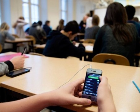 МОН предлага да се забранят телефоните в час