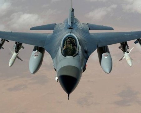 Откриха телата на двама пилоти след катастрофа на военен учебен самолет