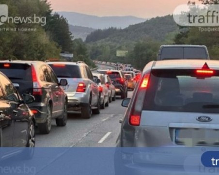 Засилен трафик по основните пътища заради почивните дни, 50 км. от АМ 