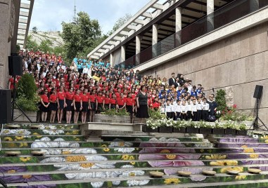 Цветното и многолюдно шествие за 24 май с участието на