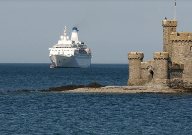 Малък замък в морето спасява животи. Кой е и къде се намира?