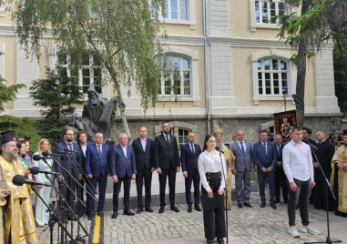 С тържествен камбанен звън и празнично настроение започна честването на