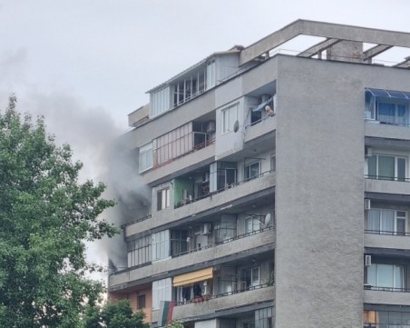 Апартамент избухна в пламъци в Кючука, 3 екипа пожарникари са на място (Обновена)