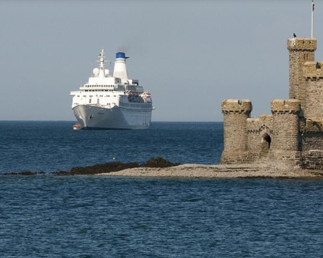 Малък замък в морето спасява животи. Кой е и къде се намира?