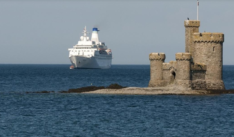 Малък замък в морето спасява животи. Кой е и къде се намира?
