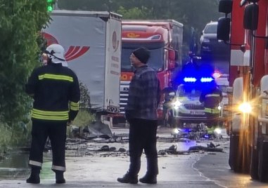 Тежка катастрофа между тир и кола край Кресна взе жертва