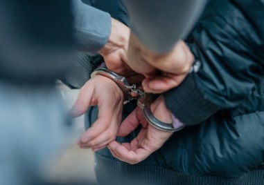 Задържаха трима за побой на полицай от Благоевград