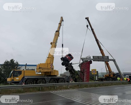 Свалиха изправения на задницата си камион на Голямоконарско шосе