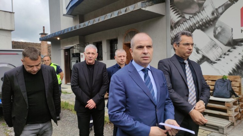 Проверка на всички 470 камиона на фирмата, чийто тир вчера катастрофира край Телиш