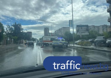 Две коли се ударха на бул Пещерско шосе сигнализира читател