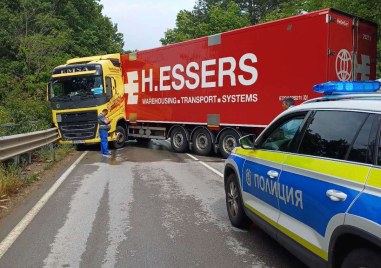 Камион катастрофира и напърво затвори пътя Враца Борован затова