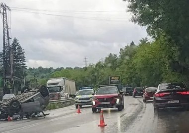 Кола се обърна по таван на Владая в посока София
