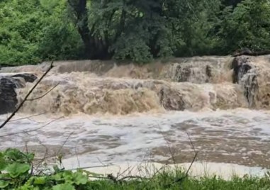 Река Батънска е излязла от коритото си съобщават потребители във