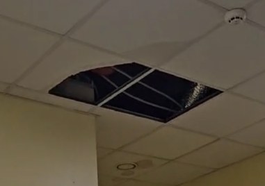 Парчета от покривната конструкция на Акушеро гинекологичното отделение към Университетската многопрофилна