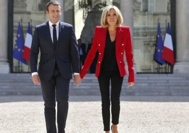 Френският президент Еманюел Макрон и съпругата му Брижит бяха заснети в неделя