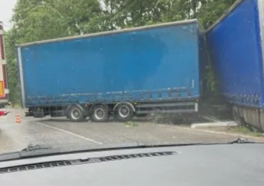 Катастрофа с три камиона затвори пътя между Видин и Монтана