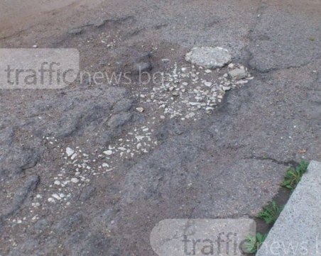 20 години чакане: Жители на смолянско село сами запълниха дупките по улиците