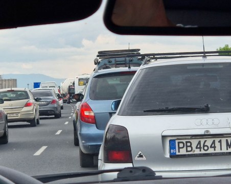 Бременна жена започна да ражда в голямо задръстване край Бургас, полиция я ескортира до болница