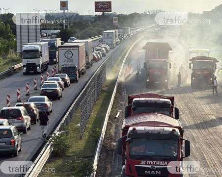 Брутална 13-километрова тапа на АМ 