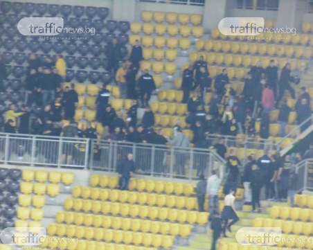 Феновете на Ботев се биха помежду си по време на мача с ЦСКА, полицията влезе в трибуна юг