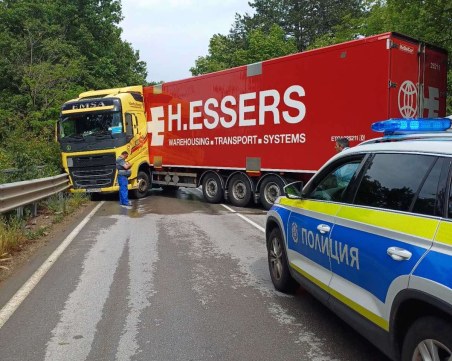 Камион катастрофира и затвори пътя Враца - Борован