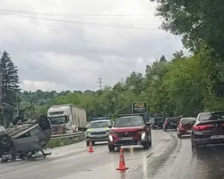 Кола е обърната по таван при Владая, движението е затруднено
