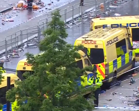 Кола се вряза в пешеходци по време на парада на Ливърпул