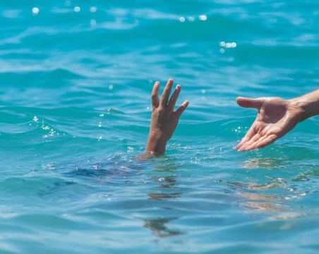 Мъж загина, докато спасява две деца от удавяне в Англия