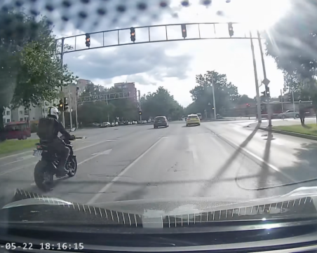 Пловдивчанка: Пази моториста... Не! Моля, пазете нас ВИДЕО