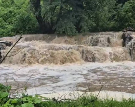 Река излезе от коритото си в Сопот