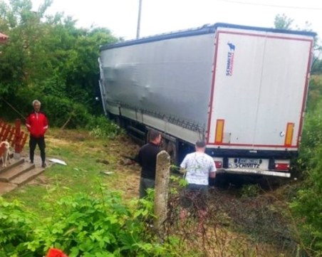 Шофьорът на тир, който се вряза в двор - с положителна проба за наркотици